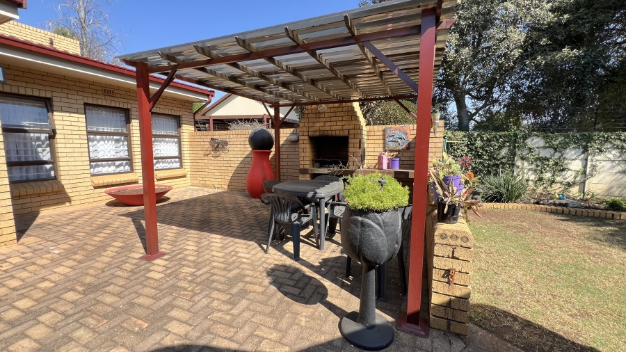 3 Bedroom Property for Sale in Helikonpark Gauteng