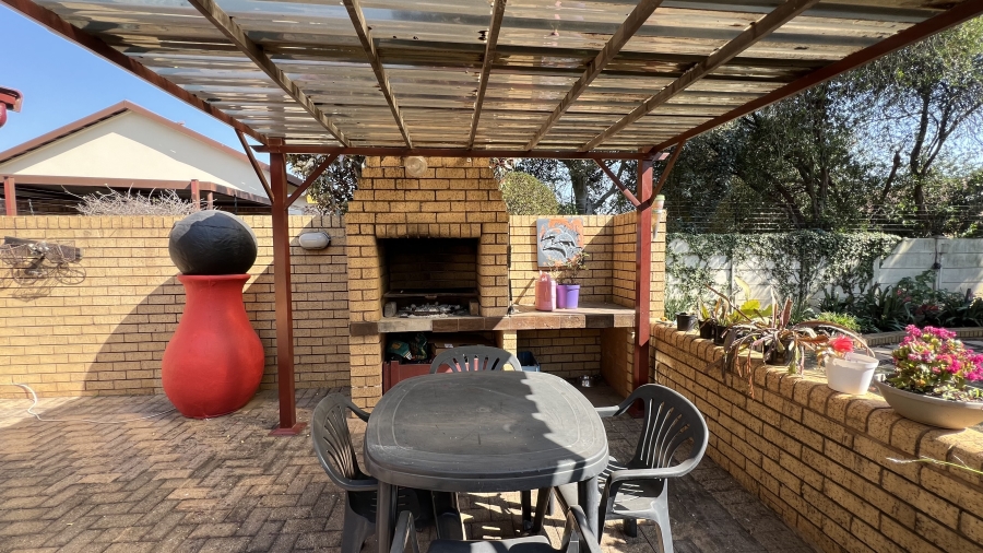 3 Bedroom Property for Sale in Helikonpark Gauteng