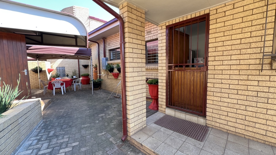 3 Bedroom Property for Sale in Helikonpark Gauteng