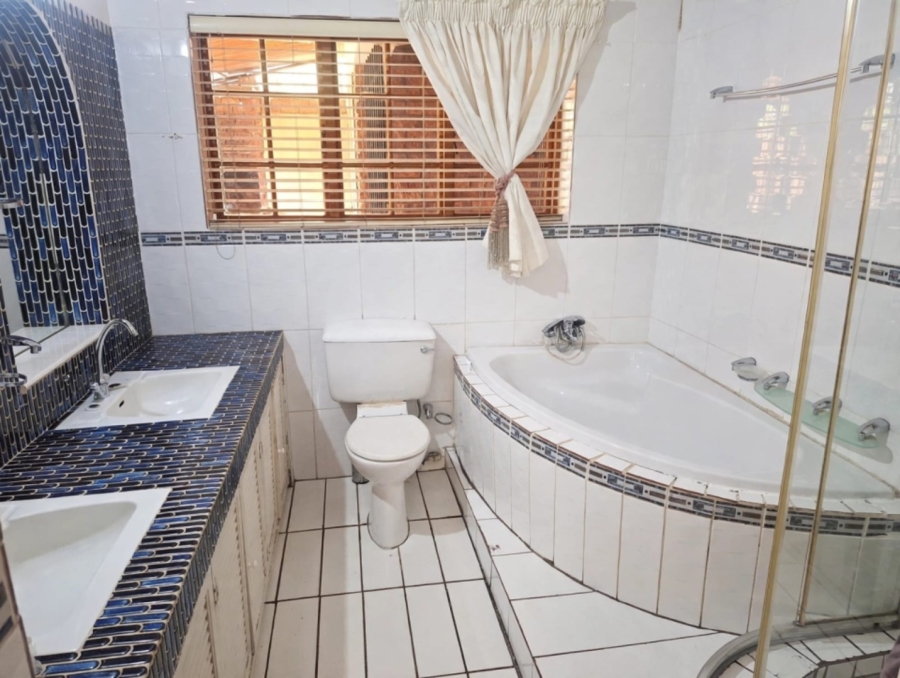 5 Bedroom Property for Sale in Constantia Park Gauteng
