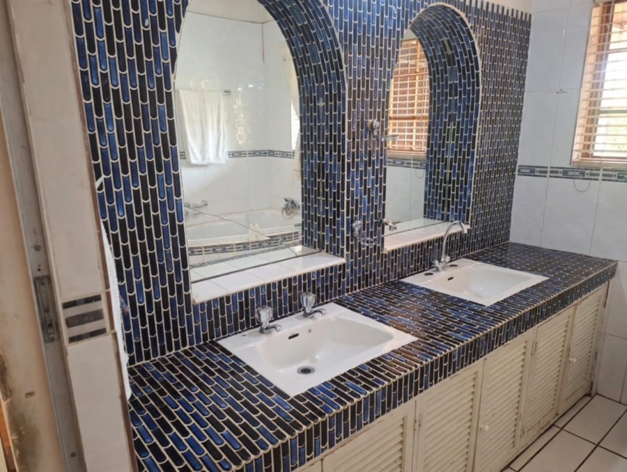 5 Bedroom Property for Sale in Constantia Park Gauteng