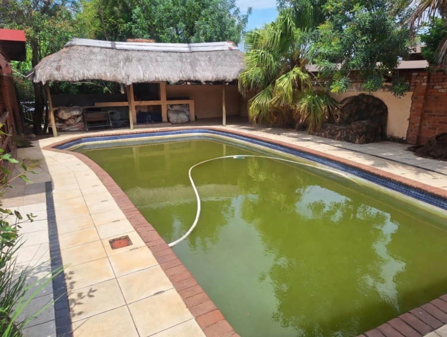 5 Bedroom Property for Sale in Constantia Park Gauteng
