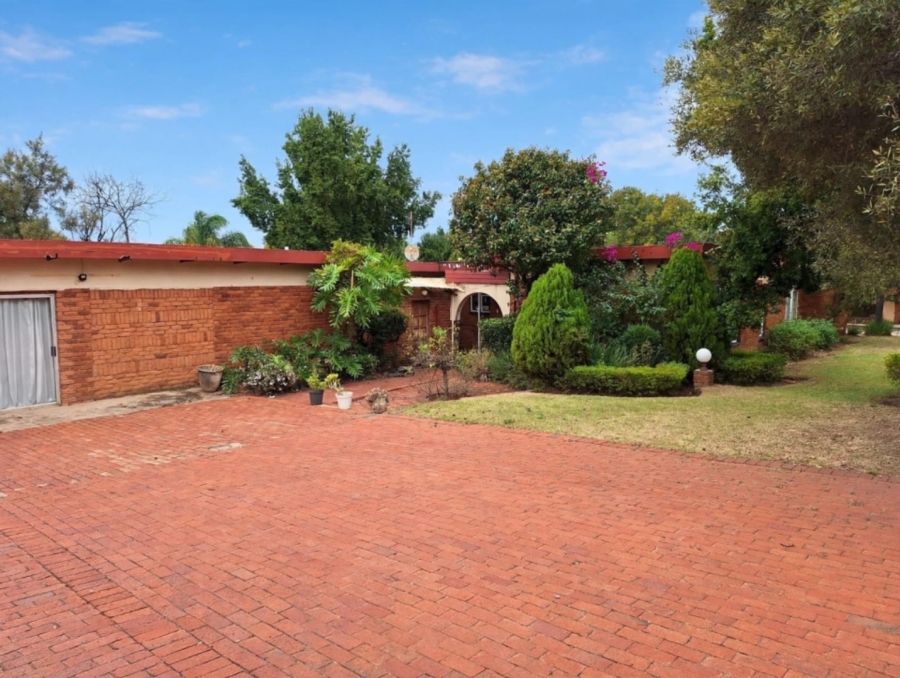 5 Bedroom Property for Sale in Constantia Park Gauteng
