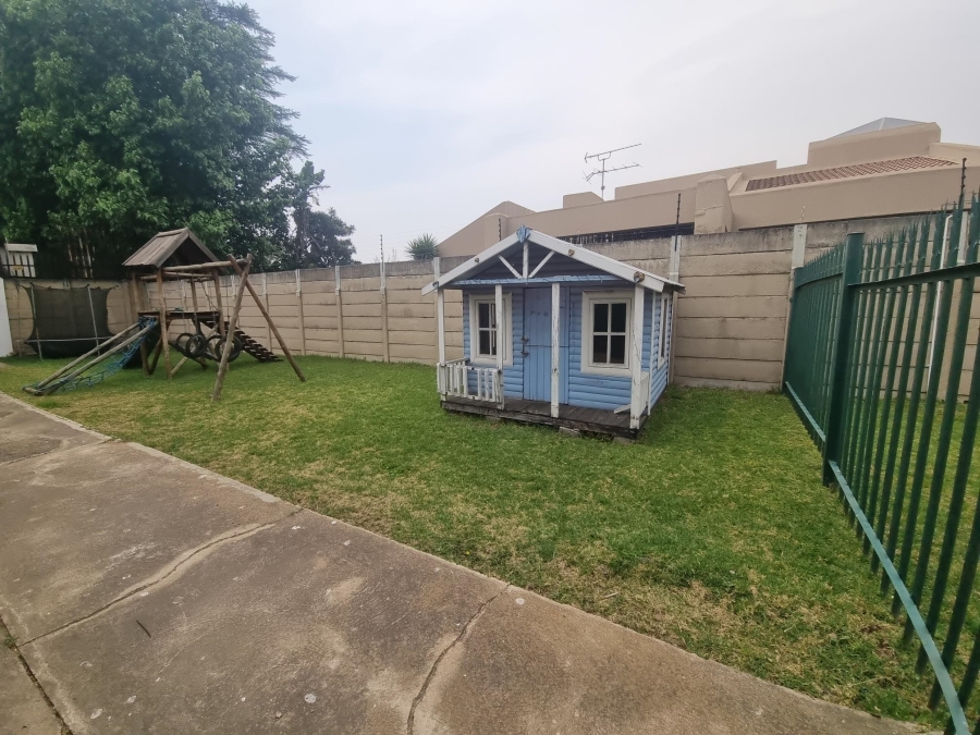 3 Bedroom Property for Sale in Parkhill Gardens Gauteng