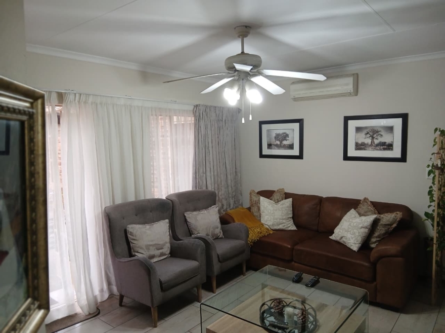 To Let 3 Bedroom Property for Rent in Greenstone Hill Gauteng