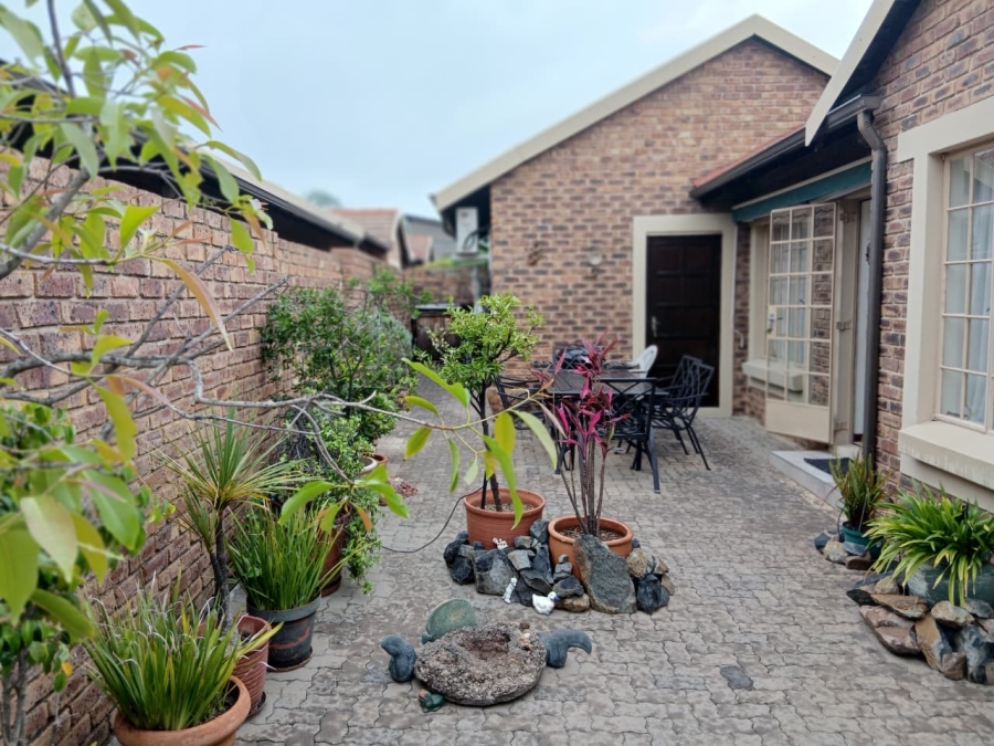 To Let 3 Bedroom Property for Rent in Greenstone Hill Gauteng