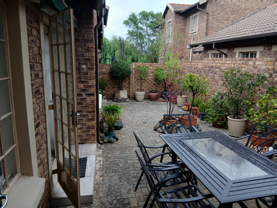 To Let 3 Bedroom Property for Rent in Greenstone Hill Gauteng