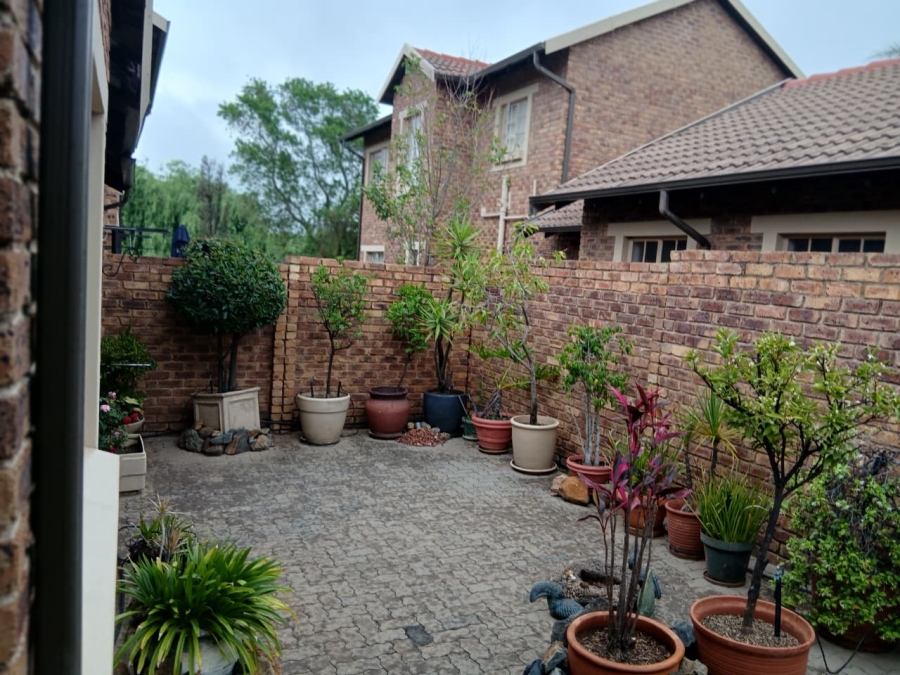 To Let 3 Bedroom Property for Rent in Greenstone Hill Gauteng