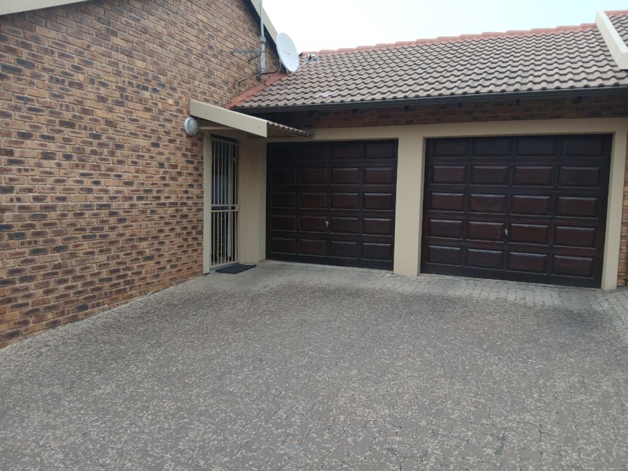 To Let 3 Bedroom Property for Rent in Greenstone Hill Gauteng
