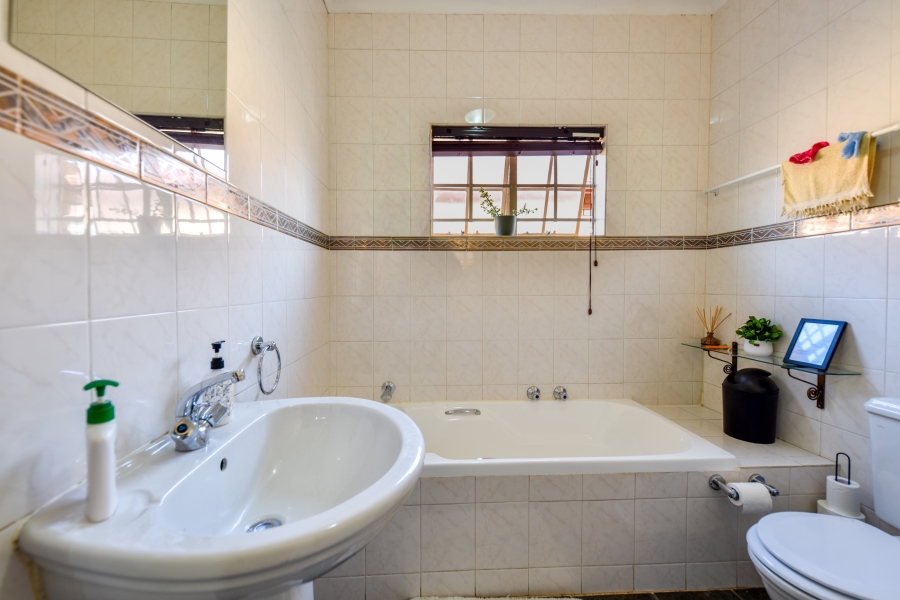 To Let 5 Bedroom Property for Rent in Zwartkop Gauteng