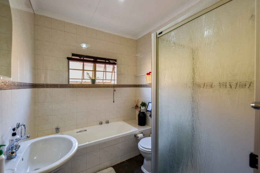 To Let 5 Bedroom Property for Rent in Zwartkop Gauteng
