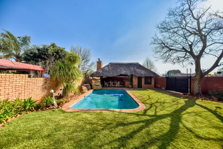 To Let 5 Bedroom Property for Rent in Zwartkop Gauteng