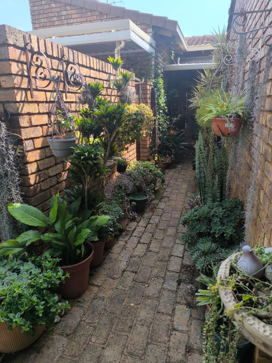 2 Bedroom Property for Sale in Brummeria Gauteng