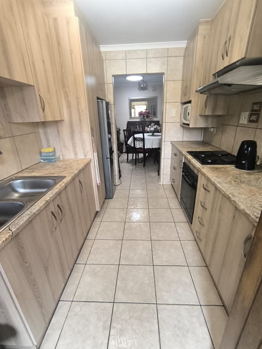 2 Bedroom Property for Sale in Brummeria Gauteng