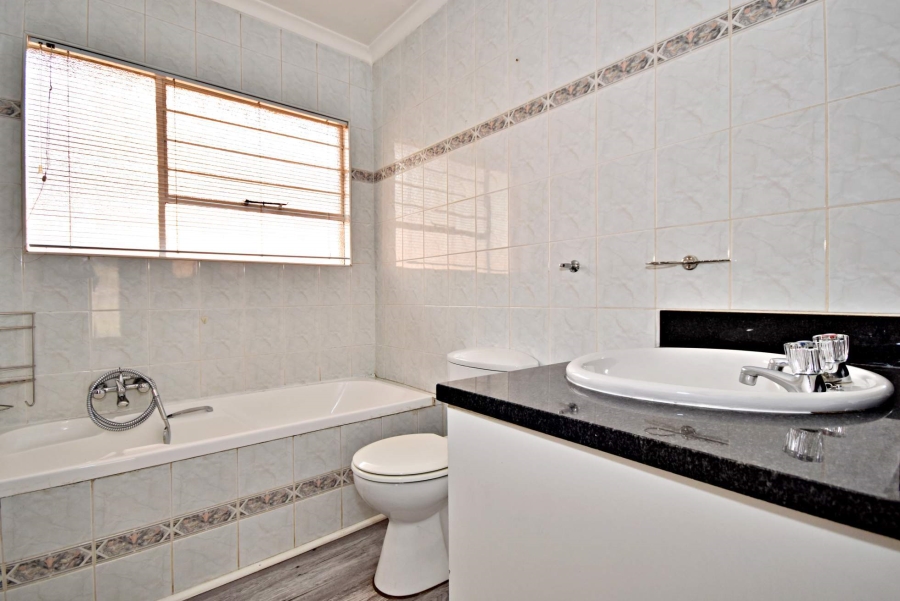 3 Bedroom Property for Sale in Bromhof Gauteng