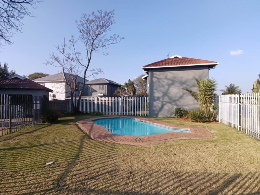 1 Bedroom Property for Sale in Glen Marais Gauteng