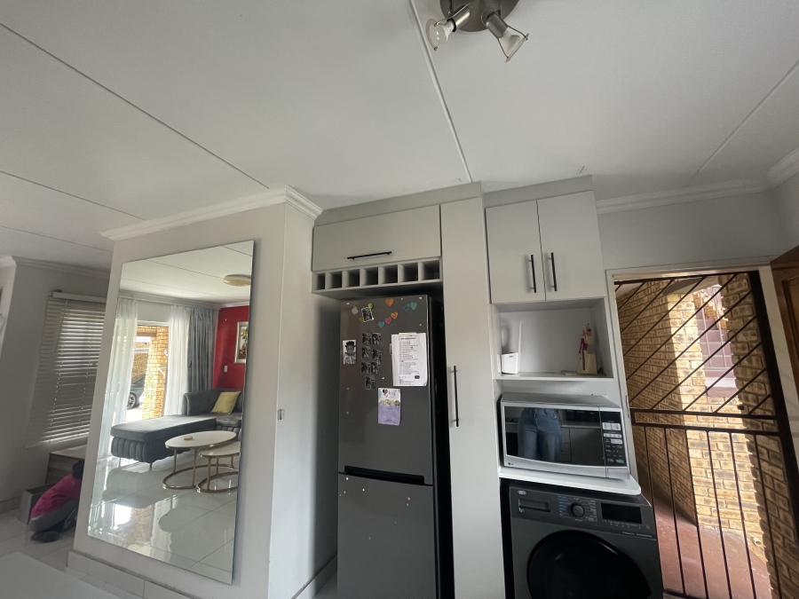 To Let 2 Bedroom Property for Rent in Noordwyk Gauteng