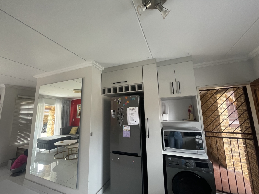 To Let 2 Bedroom Property for Rent in Noordwyk Gauteng