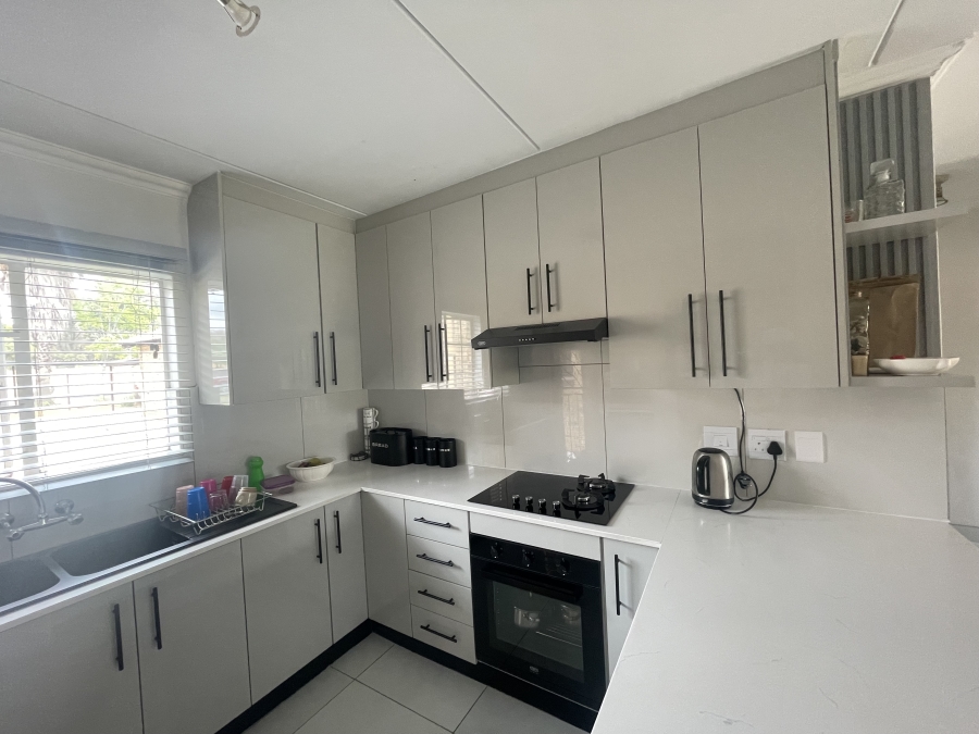 To Let 2 Bedroom Property for Rent in Noordwyk Gauteng
