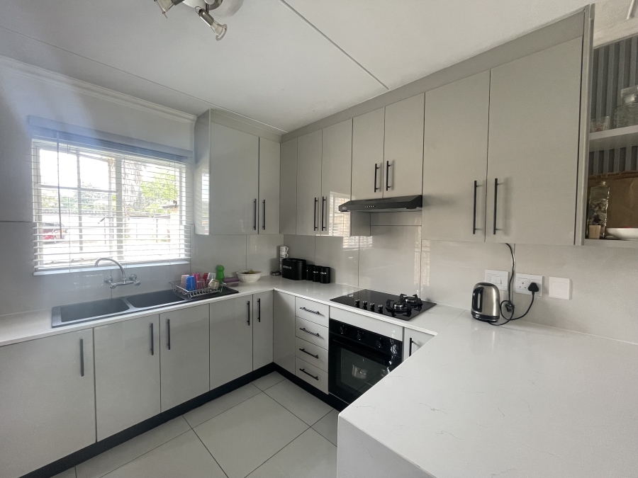 To Let 2 Bedroom Property for Rent in Noordwyk Gauteng