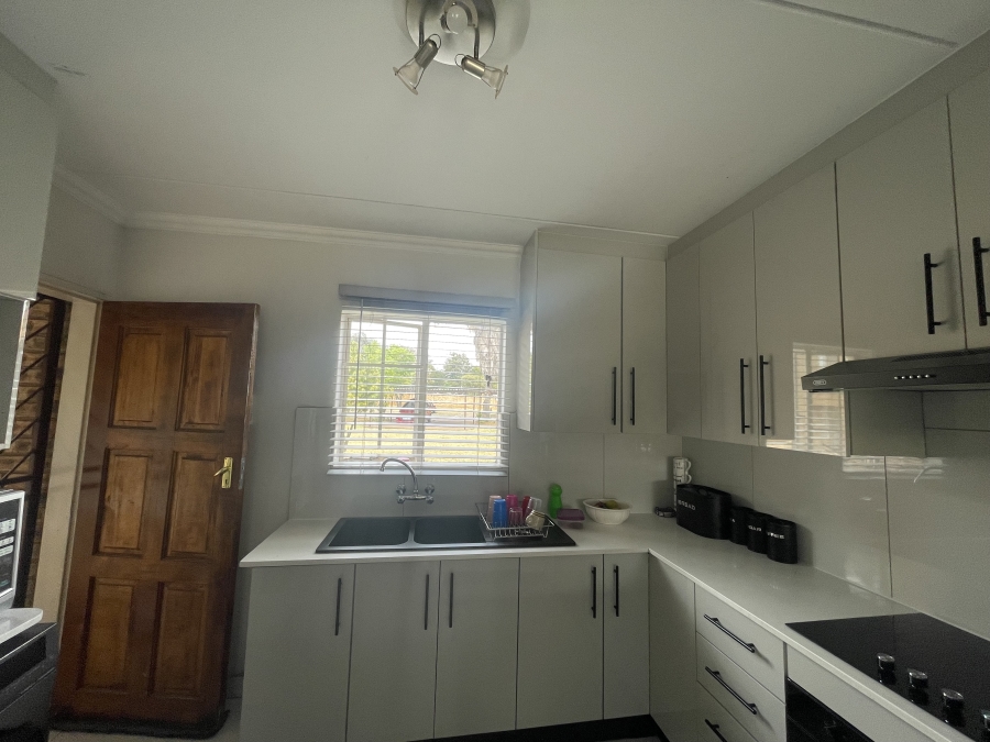 To Let 2 Bedroom Property for Rent in Noordwyk Gauteng