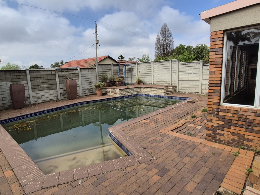 4 Bedroom Property for Sale in Dawnview Gauteng