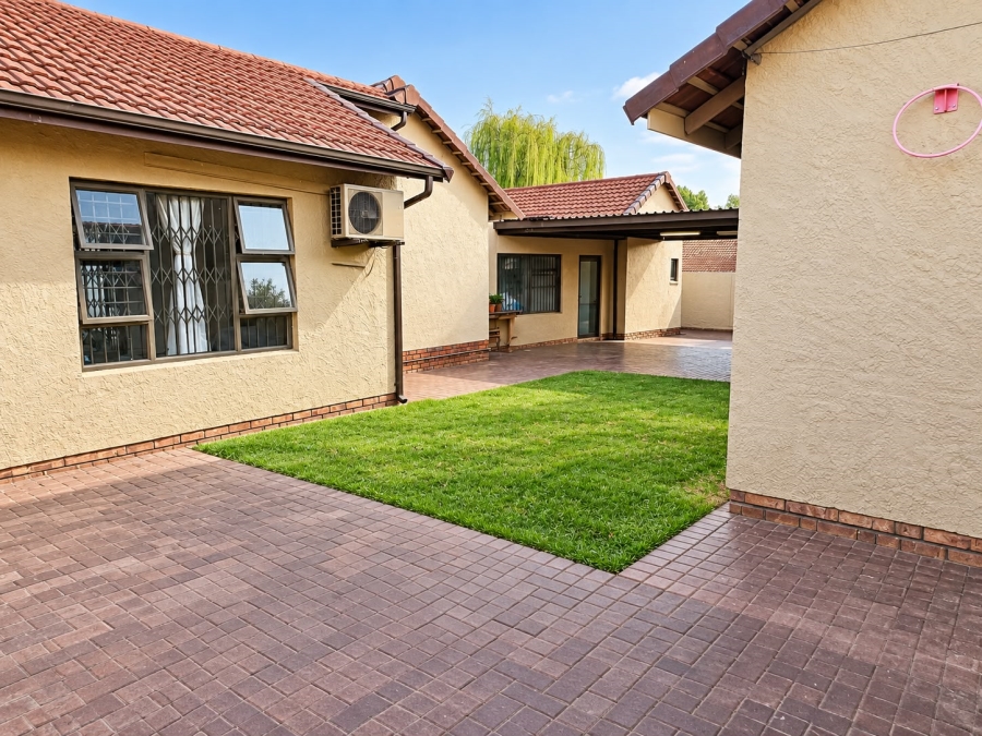 3 Bedroom Property for Sale in Brackendowns Gauteng