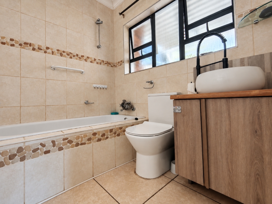 4 Bedroom Property for Sale in Three Rivers Proper Gauteng