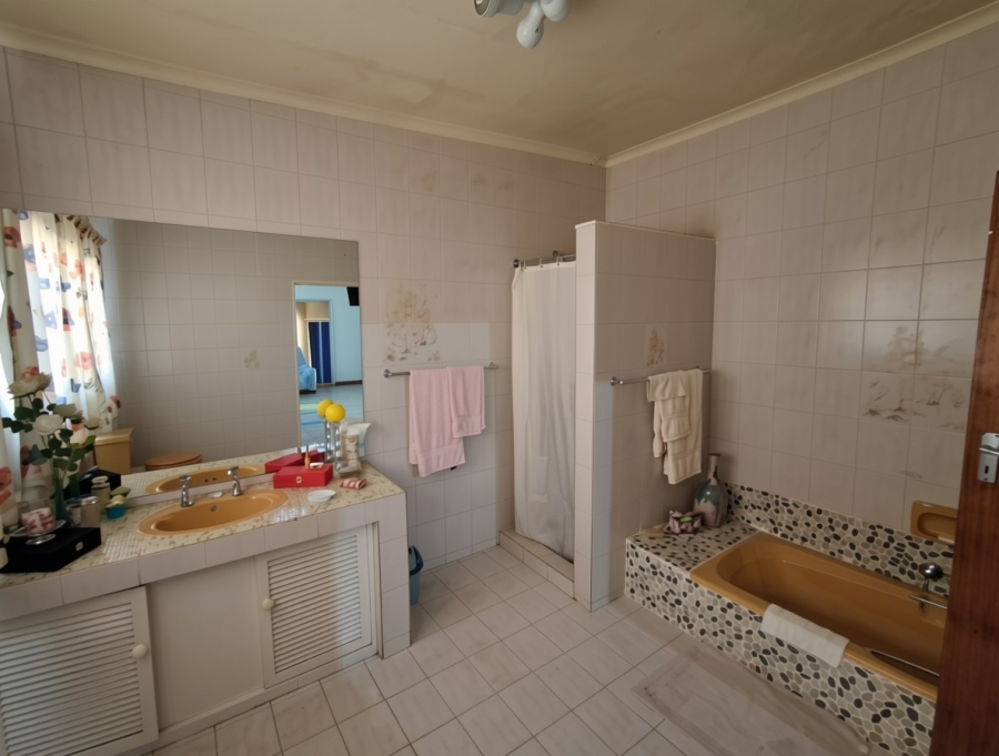 7 Bedroom Property for Sale in Florauna Gauteng