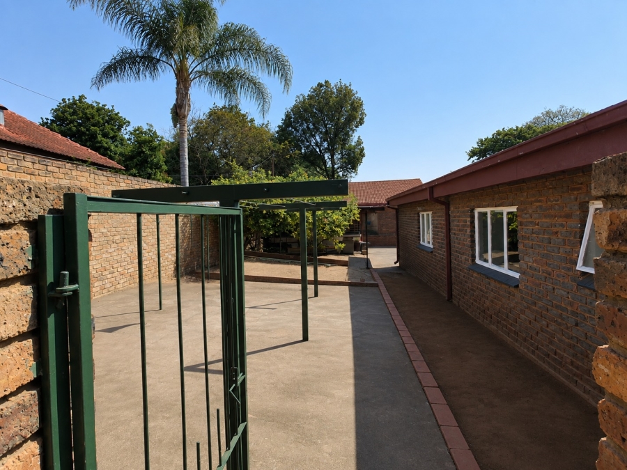 7 Bedroom Property for Sale in Florauna Gauteng