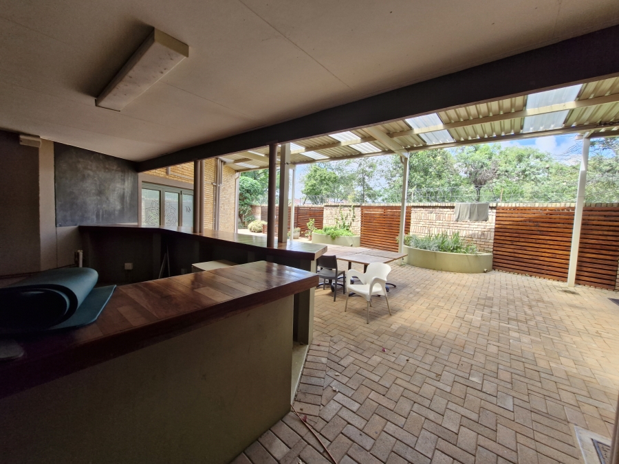 To Let Commercial Property for Rent in Raslouw Gauteng