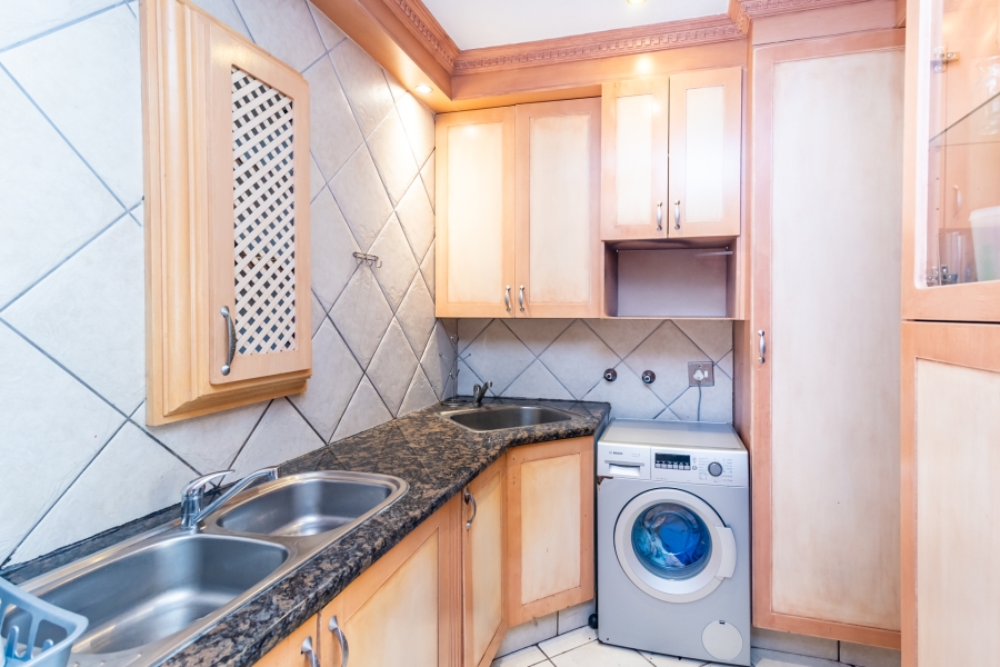 5 Bedroom Property for Sale in Helderkruin Gauteng