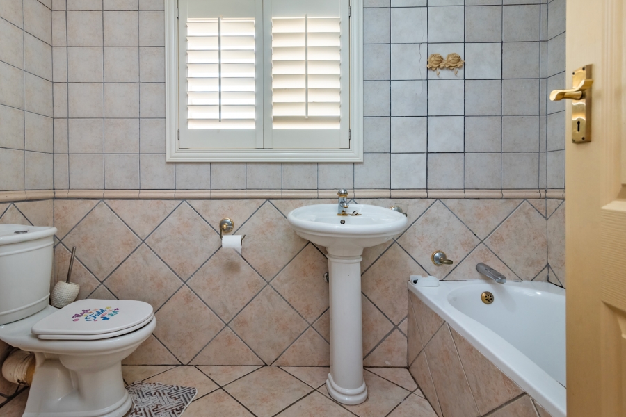5 Bedroom Property for Sale in Helderkruin Gauteng