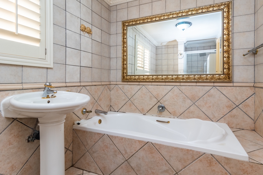 5 Bedroom Property for Sale in Helderkruin Gauteng
