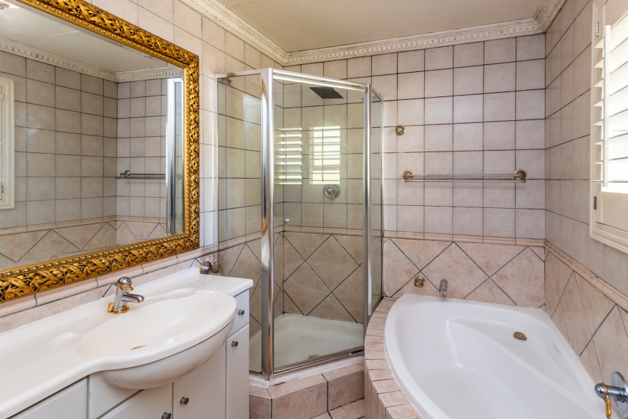5 Bedroom Property for Sale in Helderkruin Gauteng