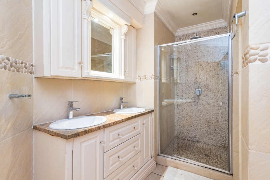 5 Bedroom Property for Sale in Helderkruin Gauteng