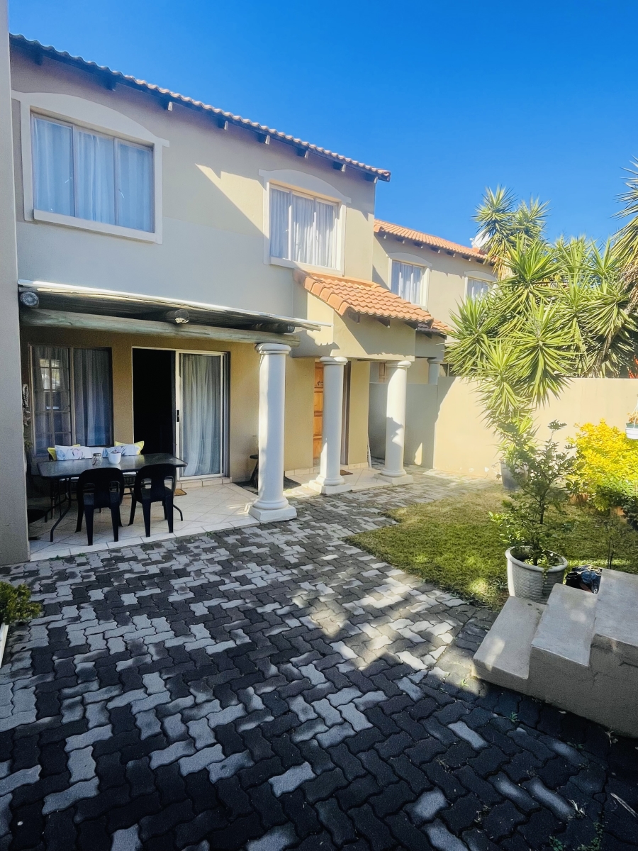 To Let 2 Bedroom Property for Rent in North Riding Gauteng