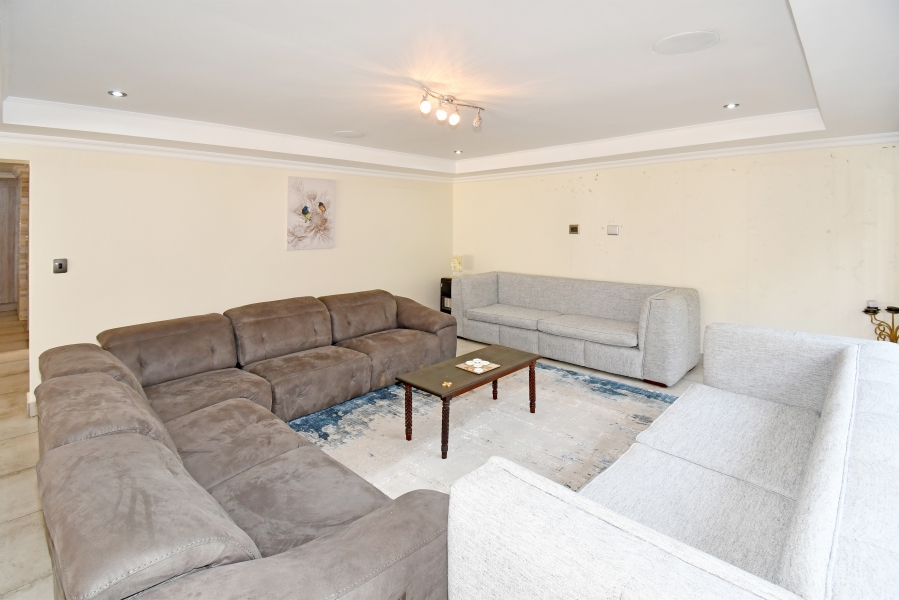 5 Bedroom Property for Sale in Blue Valley Golf Estate Gauteng