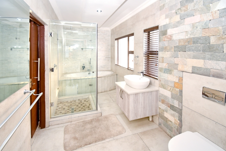 5 Bedroom Property for Sale in Blue Valley Golf Estate Gauteng