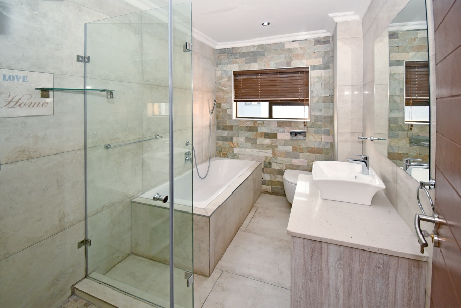 5 Bedroom Property for Sale in Blue Valley Golf Estate Gauteng