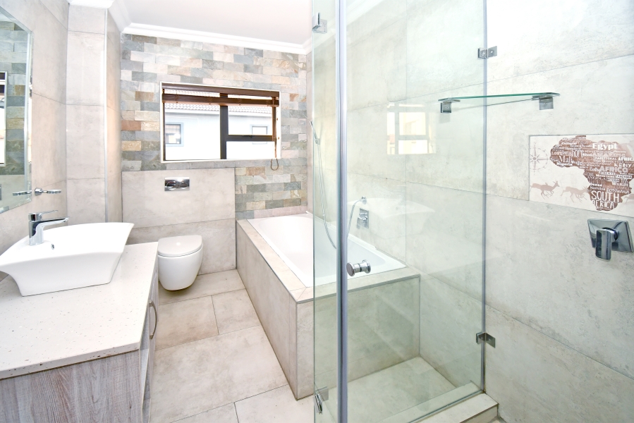 5 Bedroom Property for Sale in Blue Valley Golf Estate Gauteng