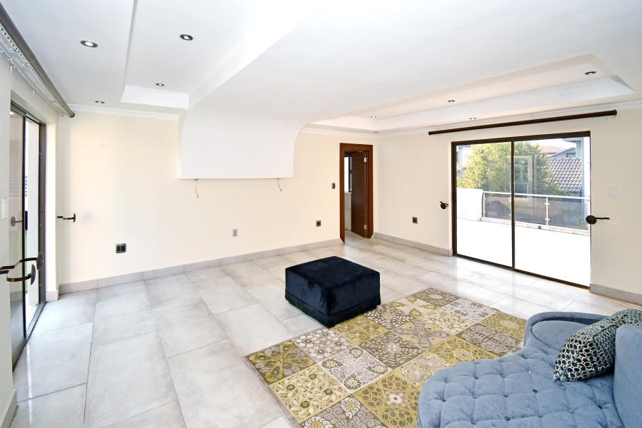 5 Bedroom Property for Sale in Blue Valley Golf Estate Gauteng