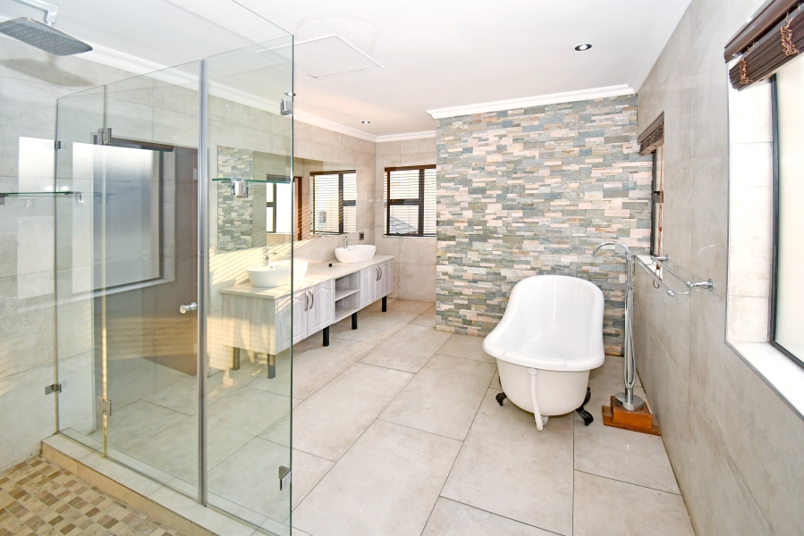 5 Bedroom Property for Sale in Blue Valley Golf Estate Gauteng