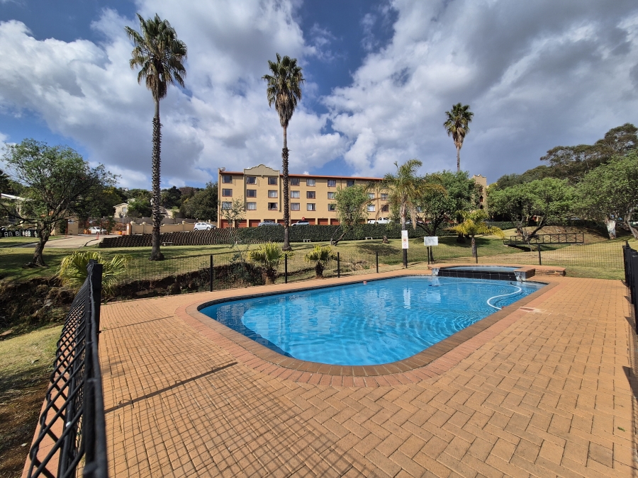 2 Bedroom Property for Sale in Helderkruin Gauteng