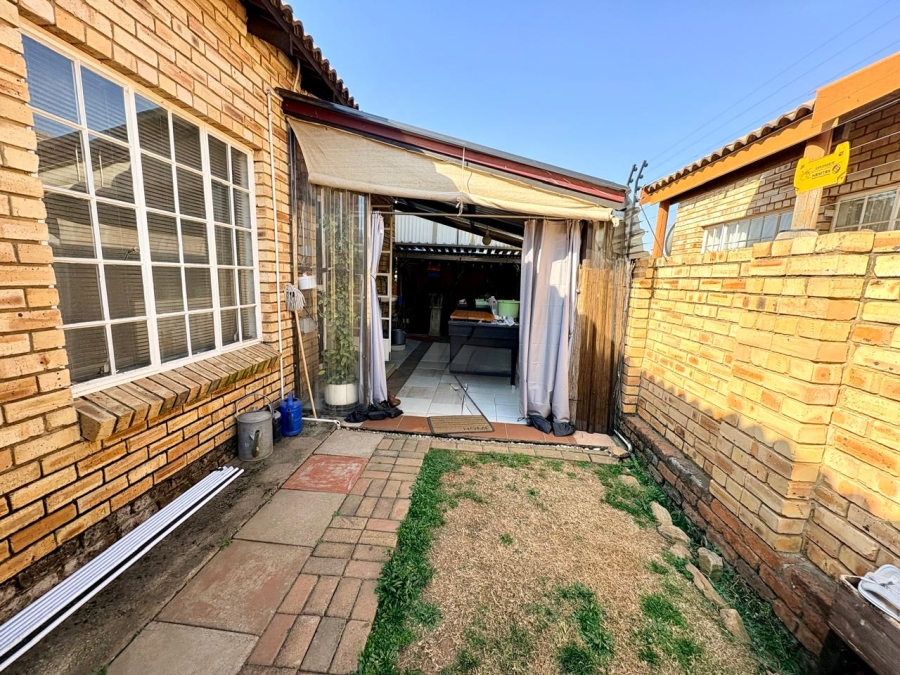 2 Bedroom Property for Sale in Robinpark Gauteng