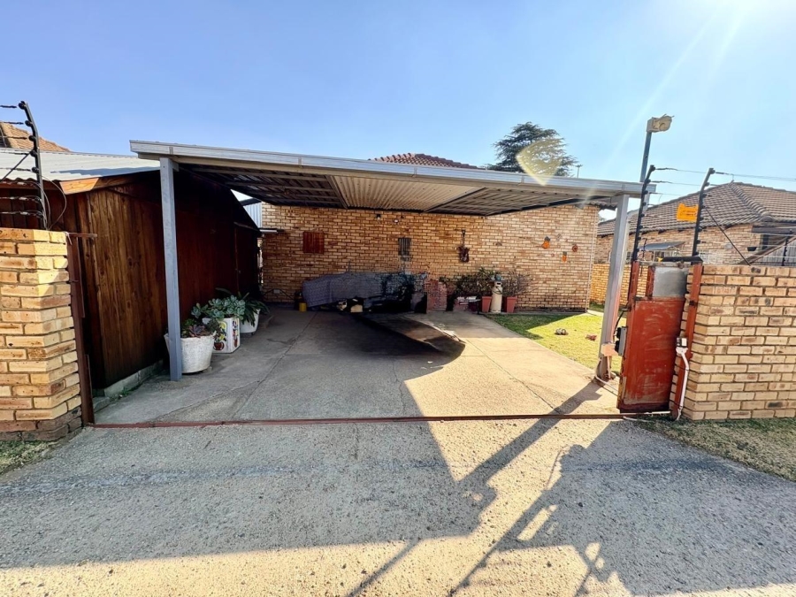 2 Bedroom Property for Sale in Robinpark Gauteng
