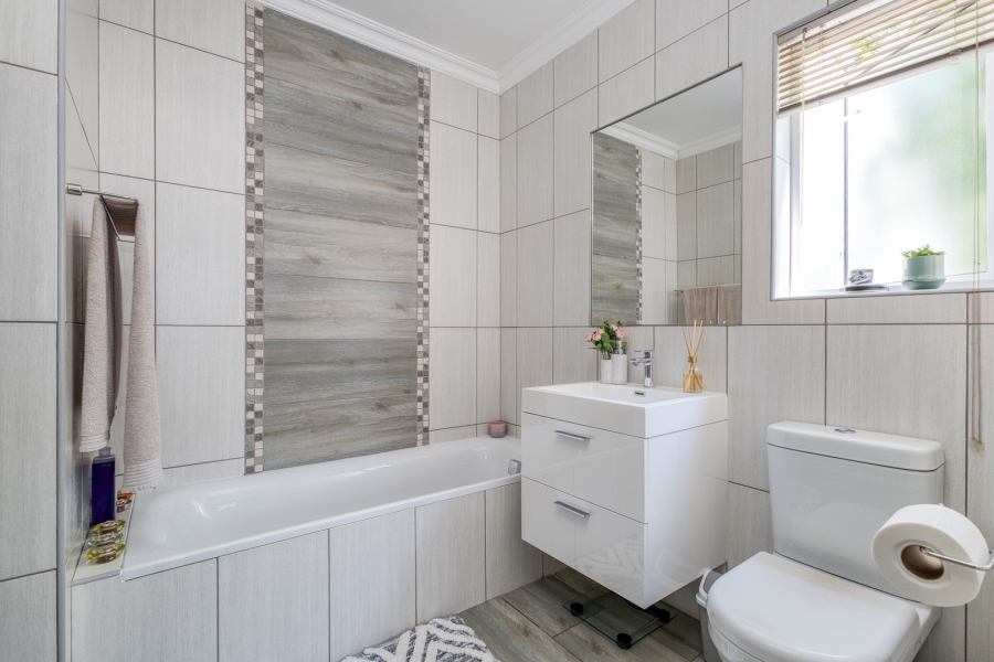 2 Bedroom Property for Sale in Broadacres Gauteng
