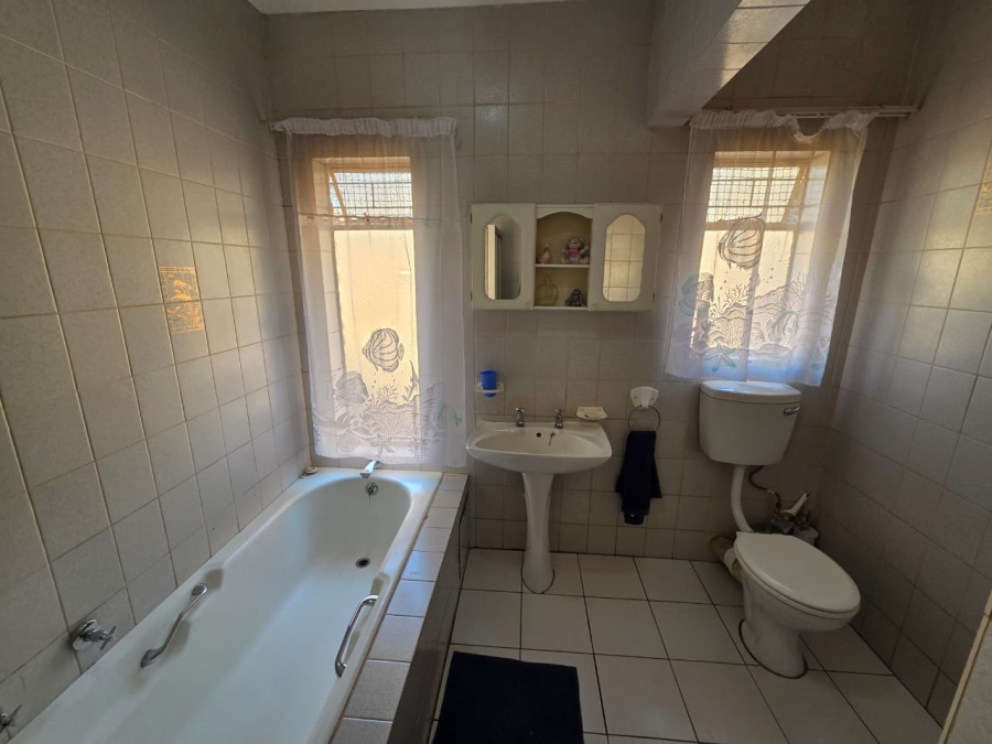 5 Bedroom Property for Sale in Magalieskruin Gauteng