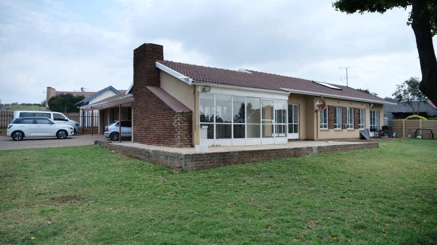 To Let 3 Bedroom Property for Rent in Glenanda Gauteng