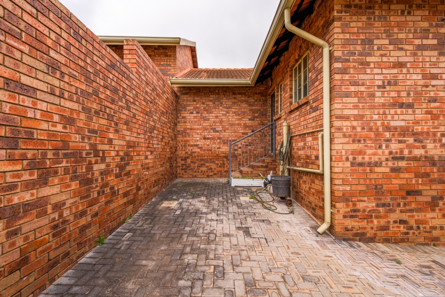 4 Bedroom Property for Sale in Erasmuskloof Gauteng